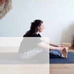 yoga sitzende Vorbeuge mit Bolster